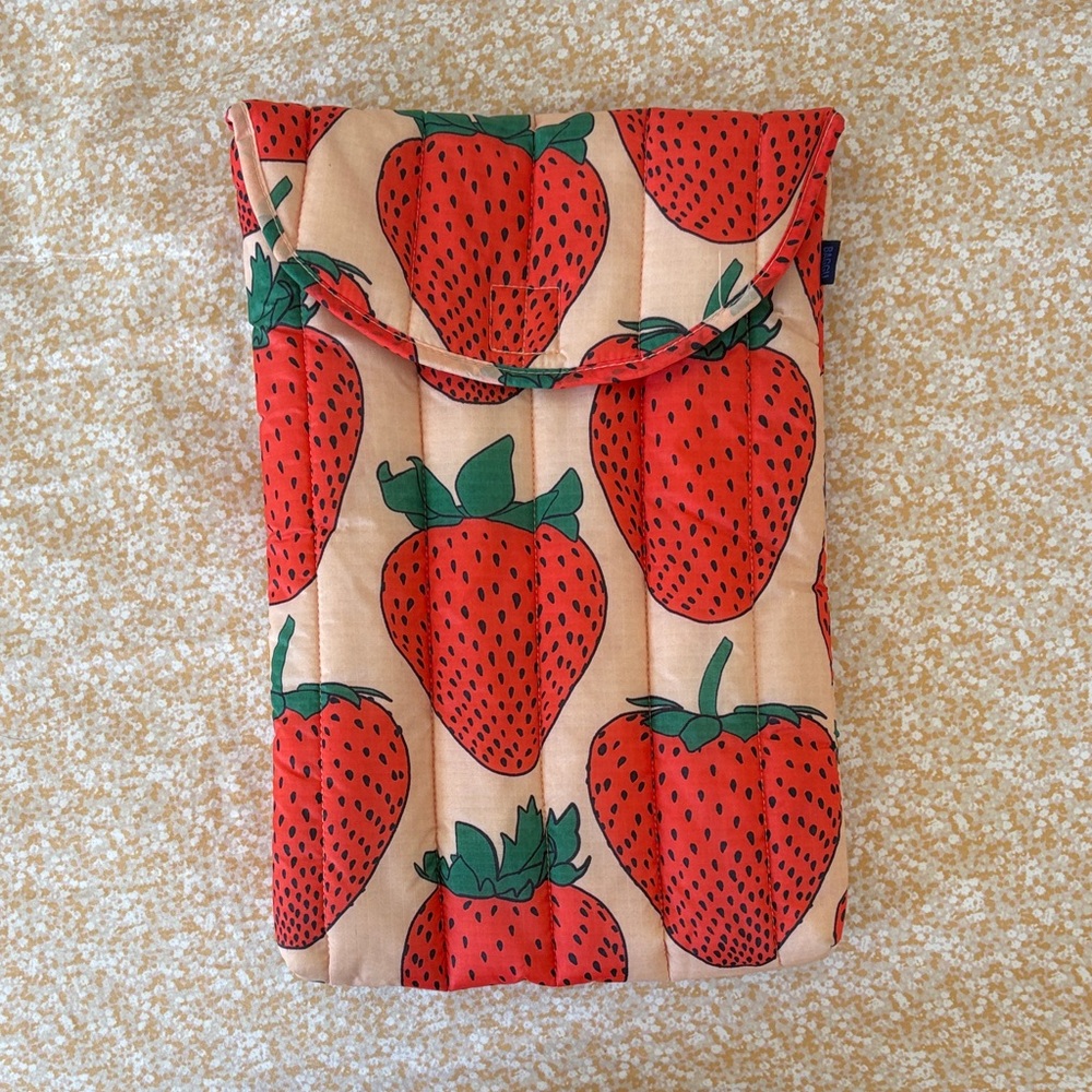 Baggu Puffy Laptop Sleeve 16" - Strawberry Print